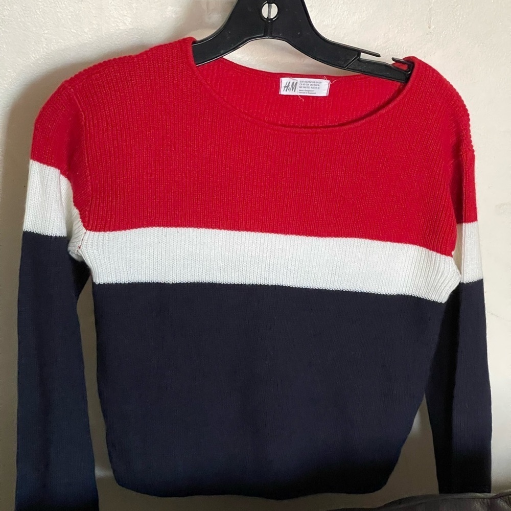 Sweatshirt with ribbing at neckline cuffs,and hem.soft,brushed inside.